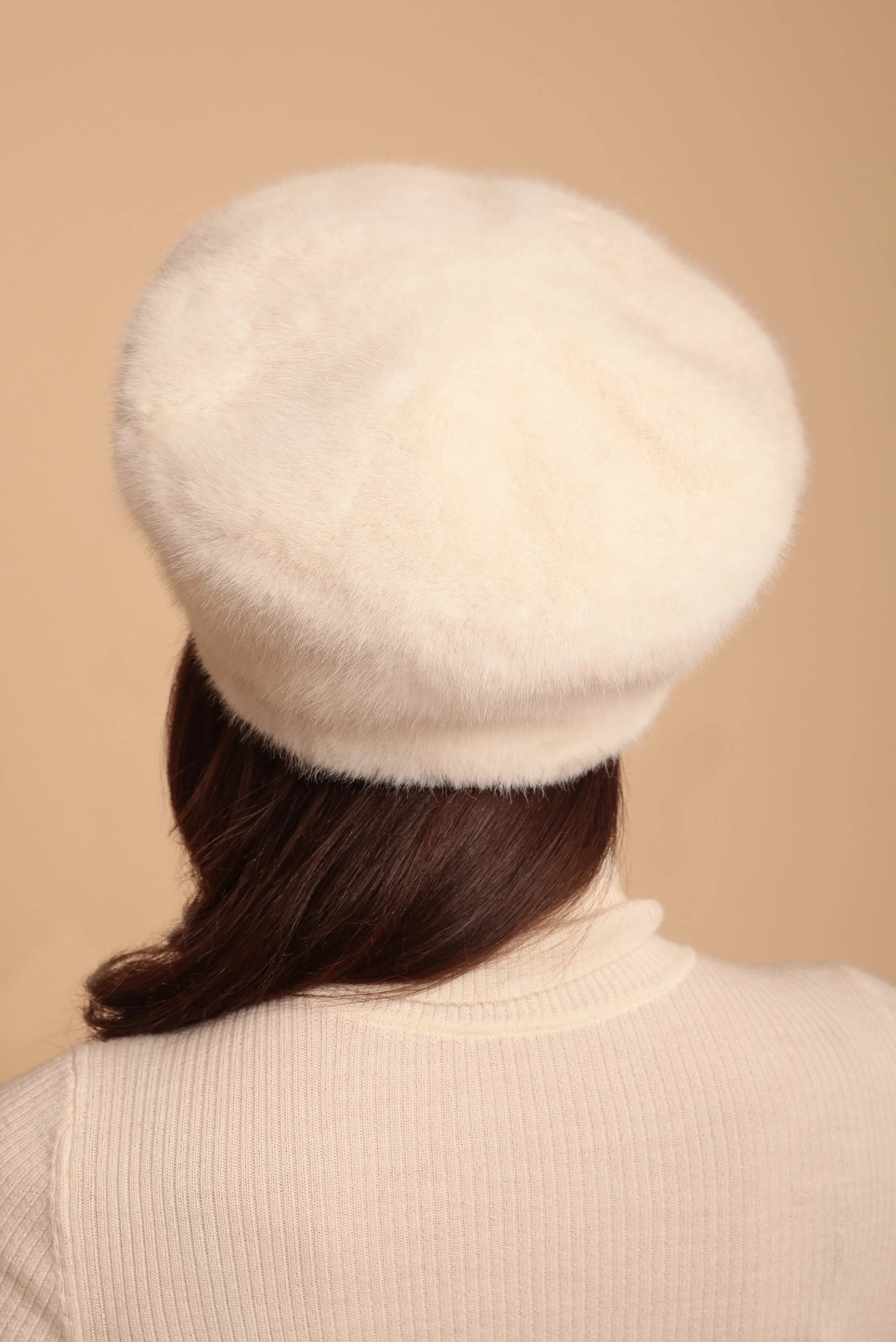 Marion Faux Fur Hat with Flower Motif in Bianco