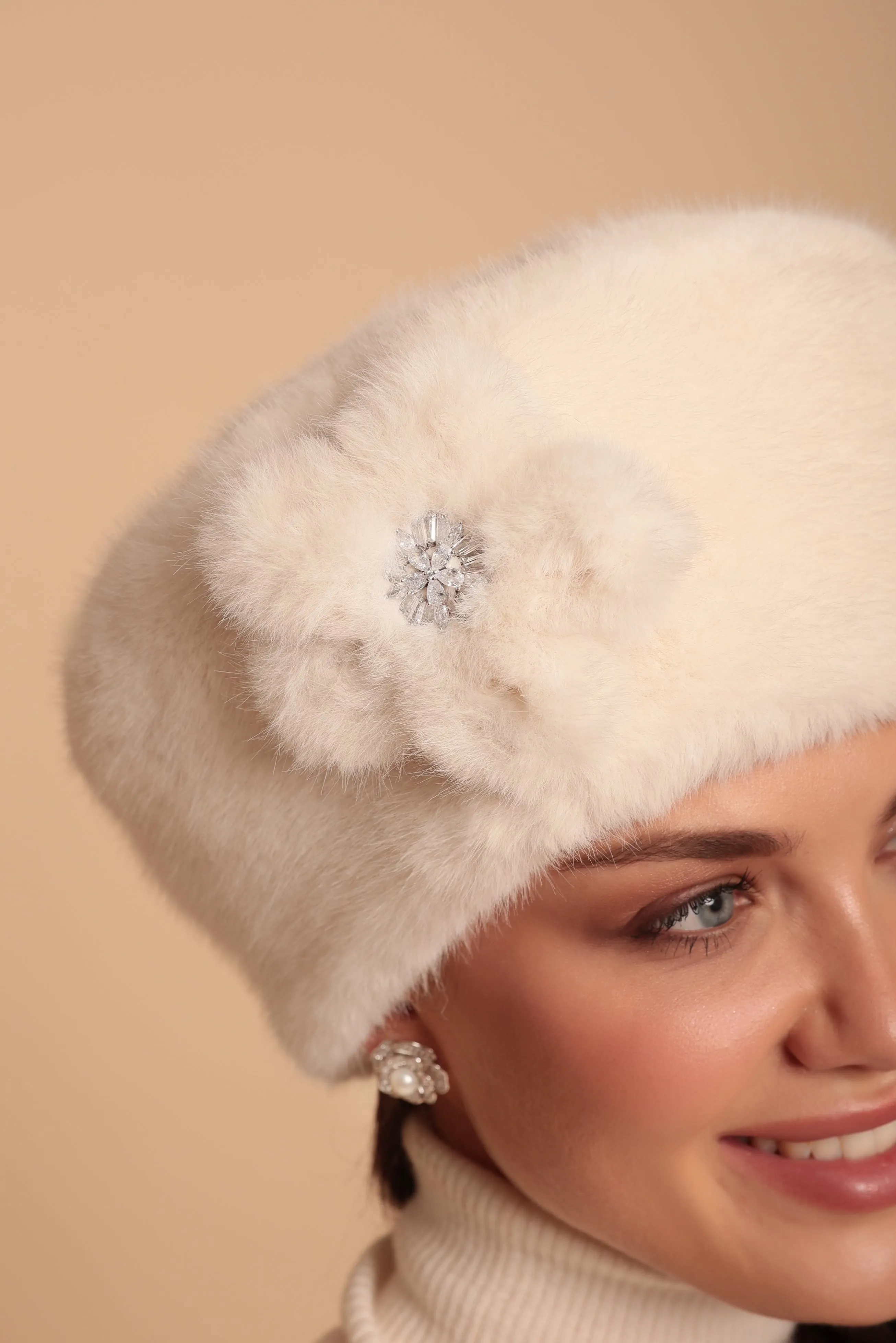 Marion Faux Fur Hat with Flower Motif in Bianco