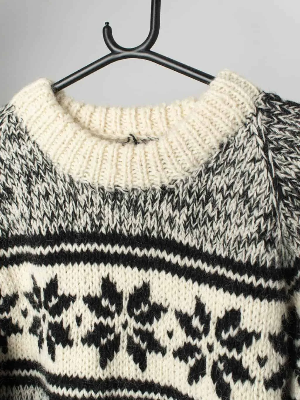 Vintage Handknitted Chunky Wool Sweater with Snowflake Design - XL